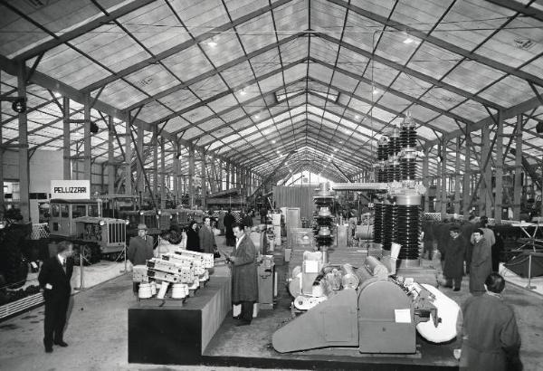 Fiera di Milano - Campionaria 1958 - Padiglione macchine e apparecchi per l'agricoltura - Interno