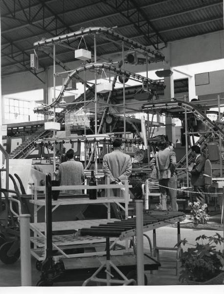 Fiera di Milano - Campionaria 1958 - Padiglione macchine e materiali per l'edilizia - Tettoia trasportatori industriali