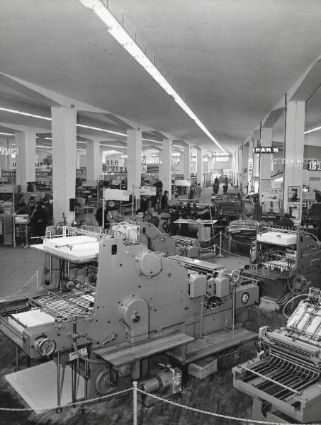 Fiera di Milano - Campionaria 1958 - Padiglione dell'industria cartaria, imballaggio, macchine e arti grafiche - Interno