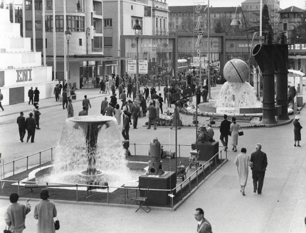 Fiera di Milano - Campionaria 1958 - Viale dell'industria - Pompe idrauliche