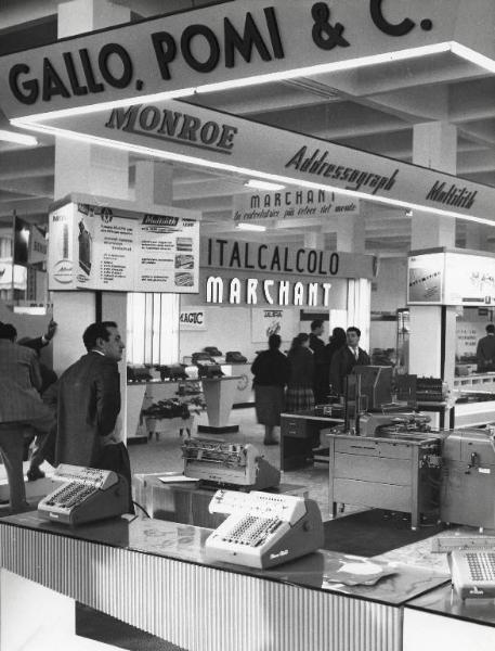 Fiera di Milano - Campionaria 1958 - Padiglione cancelleria e mobili per ufficio, macchine e forniture per ufficio, attrezzature per uffici tecnici - Interno