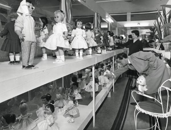 Fiera di Milano - Campionaria 1958 - Padiglione del giocattolo - Interno