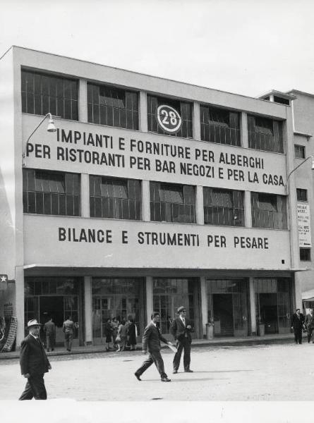 Fiera di Milano - Campionaria 1958 - Padiglione impianti e forniture per alberghi per ristoranti per bar e per la casa, bilance e strumenti per pesare - Veduta esterna