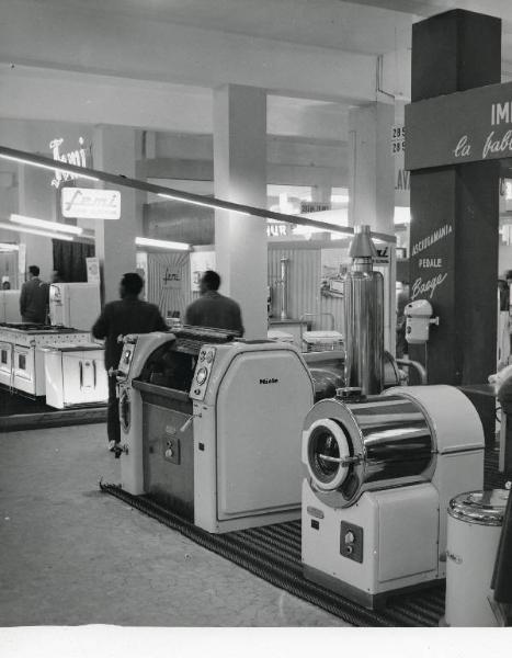 Fiera di Milano - Campionaria 1958 - Padiglione impianti e forniture per alberghi per ristoranti per bar e per la casa, bilance e strumenti per pesare - Interno