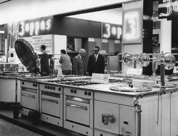 Fiera di Milano - Campionaria 1958 - Padiglione impianti e forniture per alberghi per ristoranti per bar e per la casa, bilance e strumenti per pesare - Interno