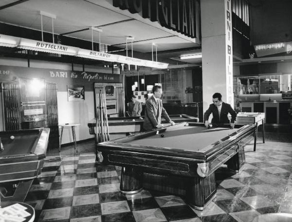 Fiera di Milano - Campionaria 1958 - Padiglione impianti e attrezzature per bar e negozi, ceramiche, cristallerie e casalinghi - Interno