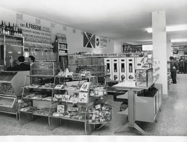 Fiera di Milano - Campionaria 1958 - Padiglione impianti e attrezzature per bar e negozi, ceramiche, cristallerie e casalinghi - Interno