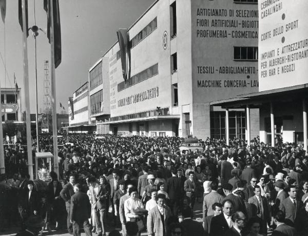 Fiera di Milano - Campionaria 1958 - Viale del commercio - Padiglione per il Salone dell'abbigliamento - Folla di visitatori