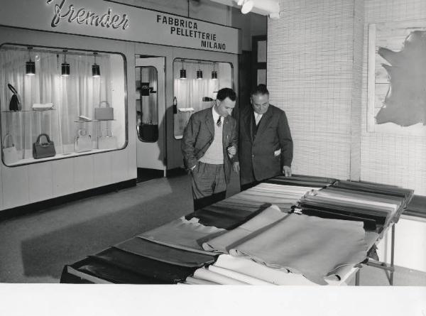 Fiera di Milano - Campionaria 1958 - Padiglione cuoio, pellami, calzature, pelletterie, valigiame e affini - Interno