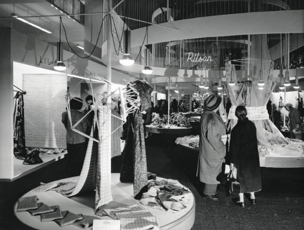 Fiera di Milano - Campionaria 1958 - Padiglione tessili, abbigliamento e confezioni in serie - Interno