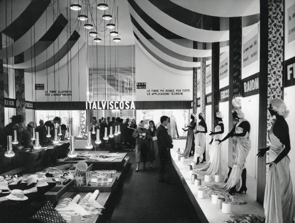 Fiera di Milano - Campionaria 1958 - Padiglione tessili, abbigliamento e confezioni in serie - Interno