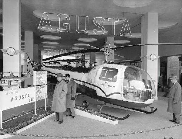 Fiera di Milano - Campionaria 1958 - Settore dell'aeronautica - Elicottero Agusta