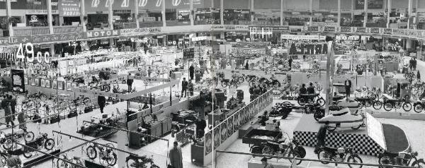 Fiera di Milano - Campionaria 1958 - Padiglione auto, moto, ciclo, accessori e articoli sportivi - Interno - Veduta panoramica