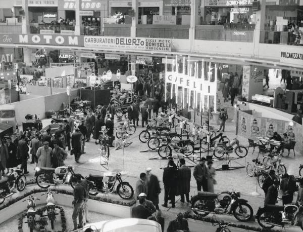 Fiera di Milano - Campionaria 1958 - Padiglione auto, moto, ciclo, accessori e articoli sportivi - Interno