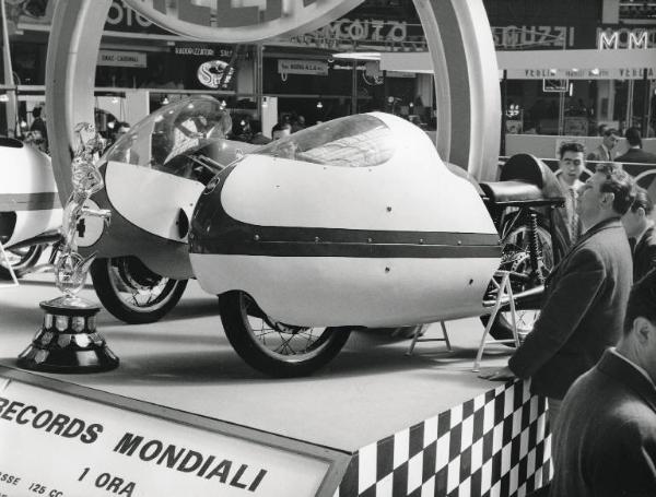 Fiera di Milano - Campionaria 1958 - Padiglione auto, moto, ciclo, accessori e articoli sportivi - Interno