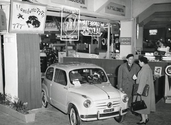 Fiera di Milano - Campionaria 1958 - Padiglione auto, moto, ciclo, accessori e articoli sportivi - Interno - Antifurto per macchina