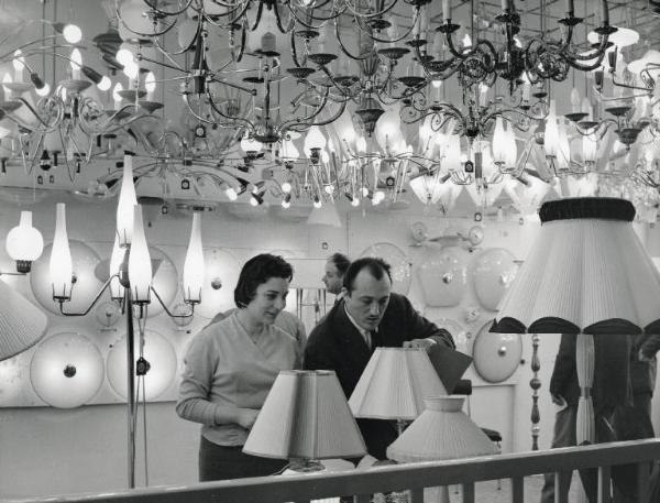 Fiera di Milano - Campionaria 1958 - Settore dell'illuminazione e dei lampadari