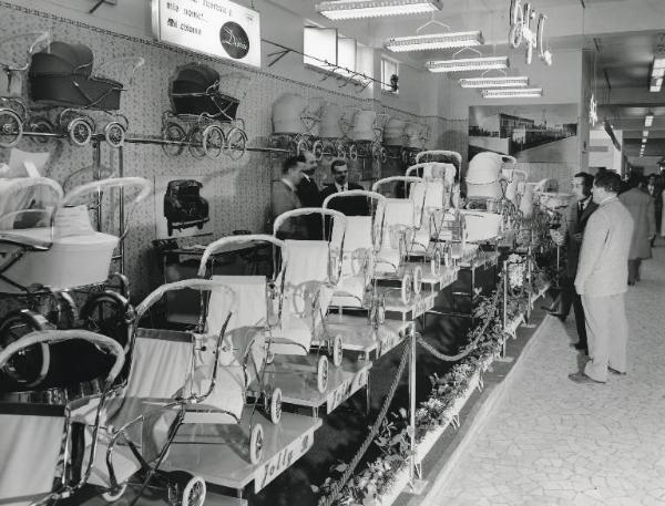 Fiera di Milano - Campionaria 1958 - Padiglione del mobilio e dell'arredamento - Interno