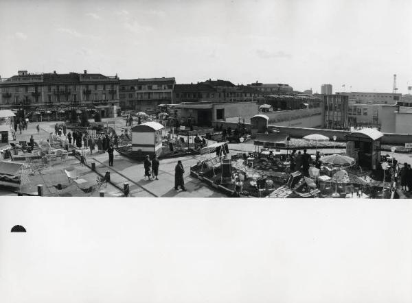 Fiera di Milano - Campionaria 1958 - Terrazzo Belvedere - Mostra mobili e giochi da giardino, delle aiuole fiorite e dei giardini pensili - Veduta panoramica