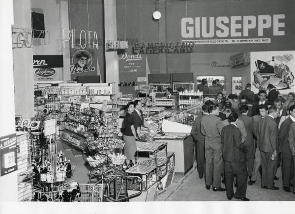 Fiera di Milano - Campionaria 1958 - Mostra vendita di propaganda di generi alimentari, dolciari e bevande