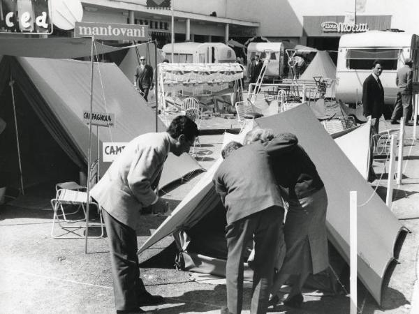 Fiera di Milano - Campionaria 1958 - Corte dello sport - Articoli e materiale per campeggio, rimorchi da turismo e campeggio