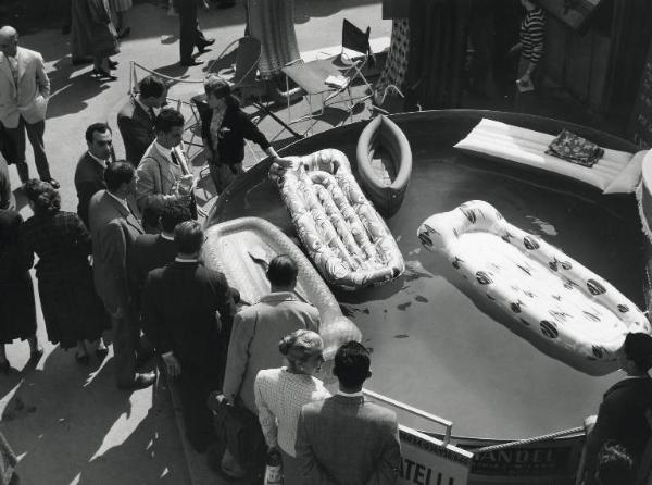 Fiera di Milano - Campionaria 1958 - Piazzale caccia e pesca - Articoli e materiale per campeggio, rimorchi da turismo e campeggio