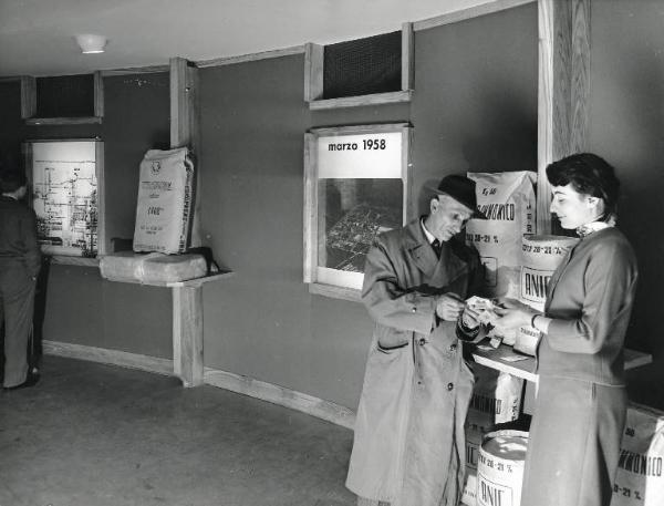 Fiera di Milano - Campionaria 1958 - Padiglione dell'ANIC (Azienda Nazionale Idrogenazione Combustibili) - Interno