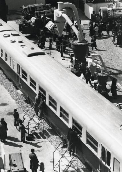 Fiera di Milano - Campionaria 1958 - Area espositiva all'aperto della Breda - Treno