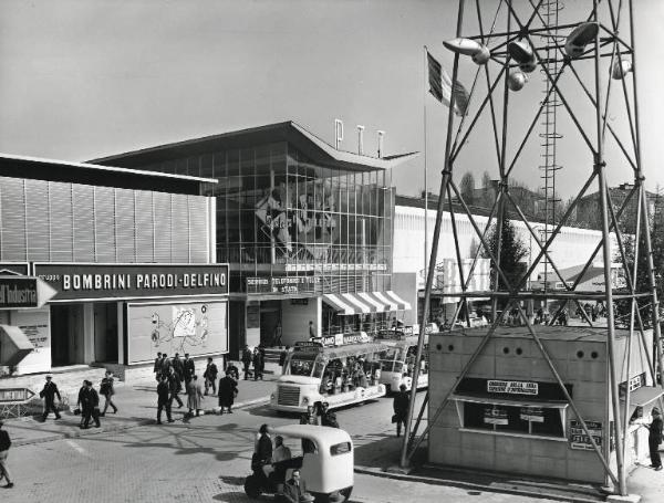 Fiera di Milano - Campionaria 1958 - Viale dell'industria - Padiglione della BPD (Bombrini Parodi Delfino) e padiglione delle PTT (Poste e Telecomunicazioni Italiane) - Veduta esterna