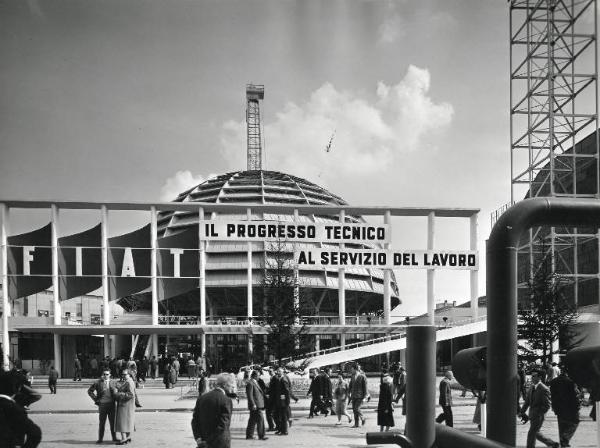 Fiera di Milano - Campionaria 1958 - Padiglione della Fiat - Veduta esterna