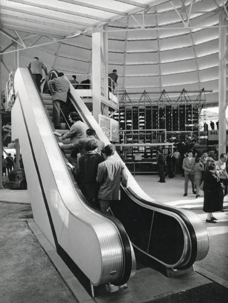 Fiera di Milano - Campionaria 1958 - Padiglione della Fiat - Interno - Scala mobile