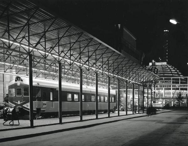 Fiera di Milano - Campionaria 1958 - Viale della siderurgia - Tettoia della Officine Meccaniche OM - Treno - Veduta notturna