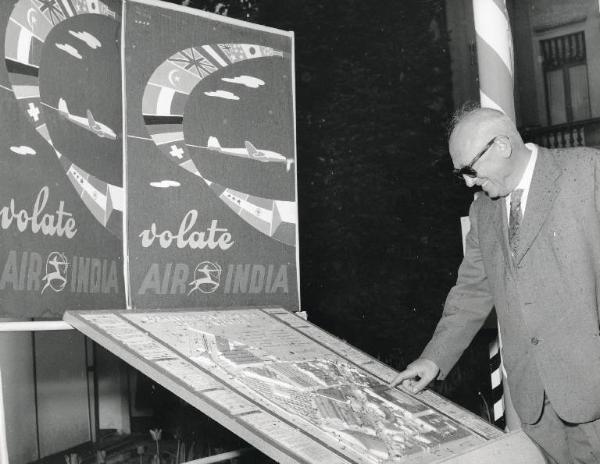 Fiera di Milano - Campionaria 1959 - Visita dell'onorevole Pietro Nenni