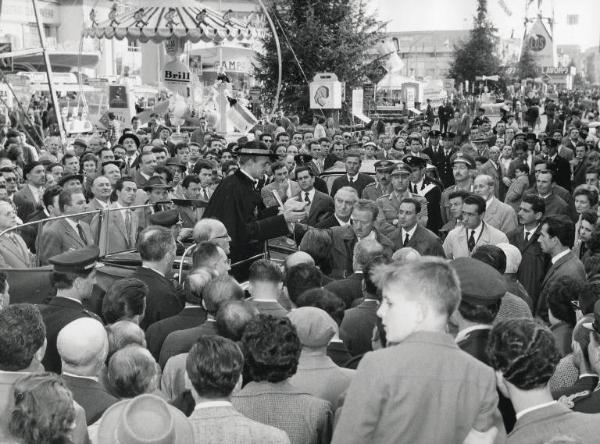 Fiera di Milano - Campionaria 1959 - Visita dell'arcivescovo di Milano Giovanni Battista Montini (poi, Papa Paolo VI)