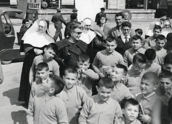 Fiera di Milano - Campionaria 1959 - Visita dei ragazzi della Fondazione Don Gnocchi accompagnati dalla contessa Borletti