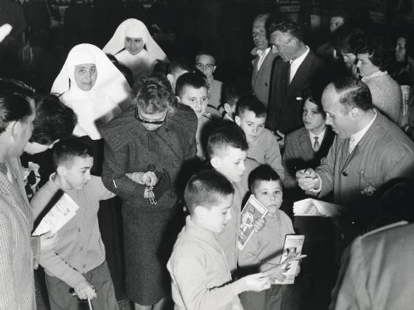 Fiera di Milano - Campionaria 1959 - Visita dei ragazzi della Fondazione Don Gnocchi accompagnati dalla contessa Borletti