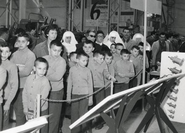 Fiera di Milano - Campionaria 1959 - Visita dei ragazzi della Fondazione Don Gnocchi accompagnati dalla contessa Borletti