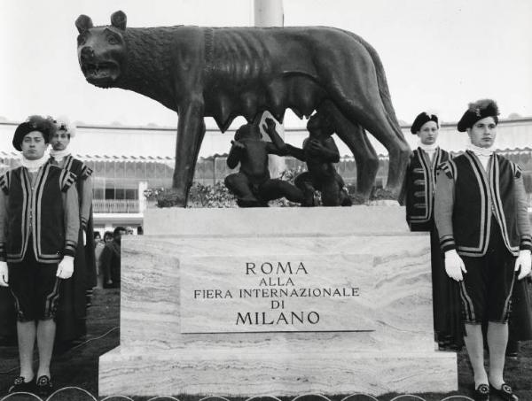 Fiera di Milano - Campionaria 1959 - Scultura Lupa Capitolina donata dal comune di Roma