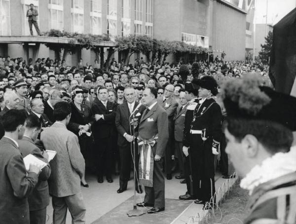 Fiera di Milano - Campionaria 1959 - Donazione del comune di Roma di una copia della Lupa Capitolina - Cerimonia - Discorso del sindaco di Roma Urbano Cioccetti