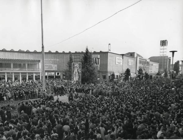 Fiera di Milano - Campionaria 1959 - Donazione del comune di Roma di una copia della Lupa Capitolina - Cerimonia - Folla di visitatori