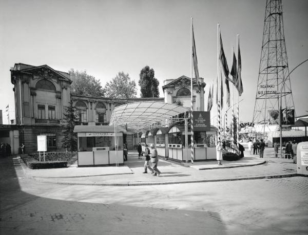 Fiera di Milano - Campionaria 1959 - Entrata di porta Domodossola - Stand della compagnia aerea Lufthansa