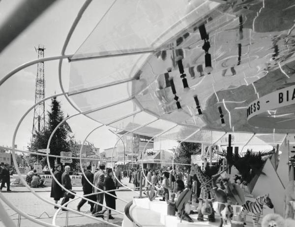 Fiera di Milano - Campionaria 1959 - Viale dell'industria - Installazione pubblicitaria della Moka Express Bialetti - Veduta parziale