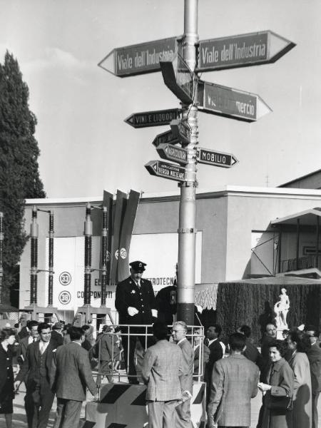 Fiera di Milano - Campionaria 1959 - Installazione segnaletica con vigile