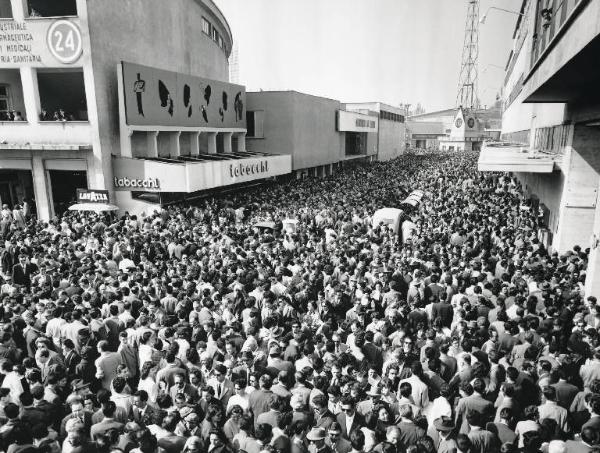 Fiera di Milano - Campionaria 1958 - Viale del commercio - Folla di visitatori