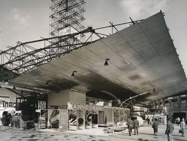 Fiera di Milano - Campionaria 1959 - Viale della siderurgia - Largo VI - Tettoia espositiva - Stand della Mannesmann