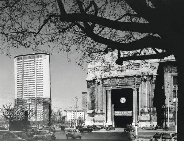 Milano - Stazione centrale - Striscione pubblicitario della Fiera campionaria di Milano del 1959