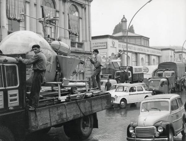 Fiera di Milano - Campionaria 1959 - Trasporto di merci in fase di smobilitazione