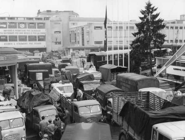 Fiera di Milano - Campionaria 1959 - Trasporto di merci in fase di smobilitazione