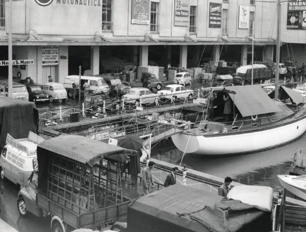 Fiera di Milano - Campionaria 1959 - Trasporto di merci in fase di smobilitazione