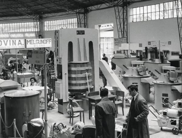 Fiera di Milano - Campionaria 1959 - Padiglione macchine e apparecchi per enologia - Interno